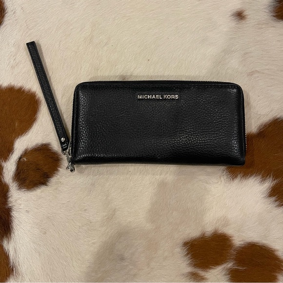 SOLD!!! Michael Kors Wallet - Picture 2 of 3